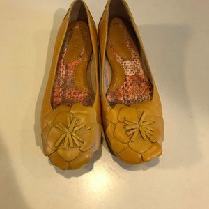 Born Hand Crafted Footwear Womens Size 6 Yellow!